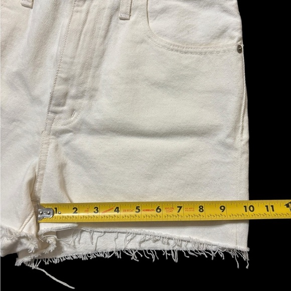 Madewell White High-Waisted the mom Jean Shorts with Frayed Hem size 28 - Picture 8 of 10